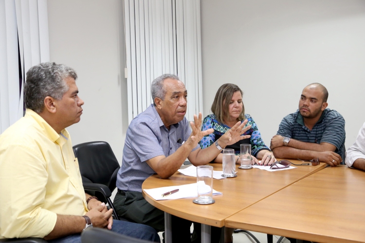 Prefeito ouve reivindicações de taxistas para coibir o transporte clandestino - SMTT Aracaju